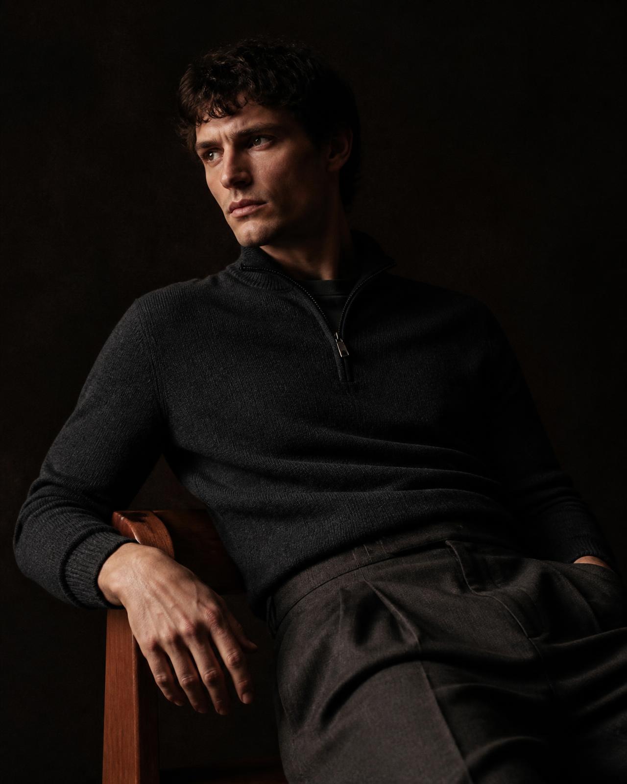 Mannlig modell i mørk half-zip strikk